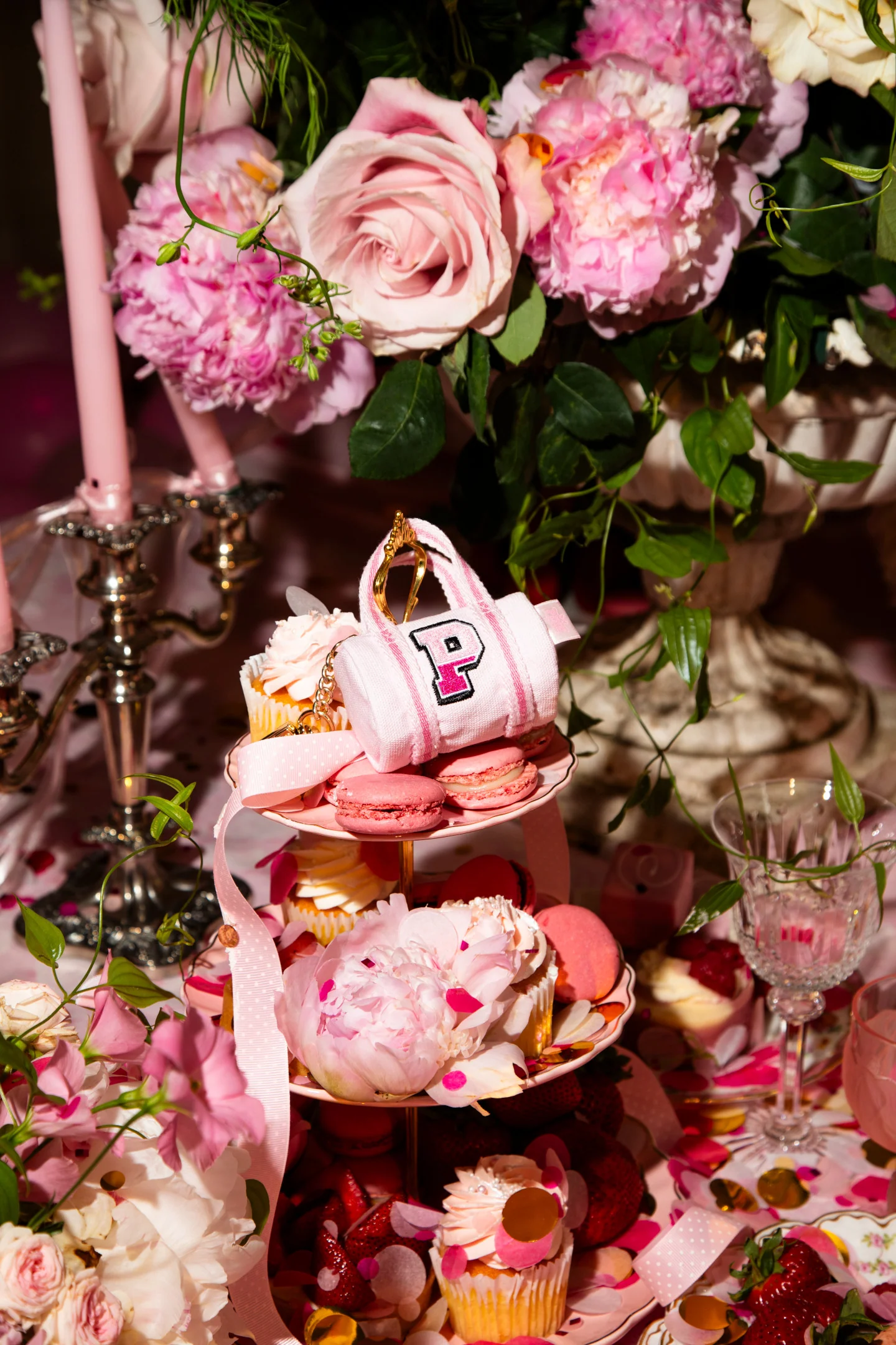 PINK x LoveShackFancy Charm de Chave Mini Duffle Rosa Tulipa