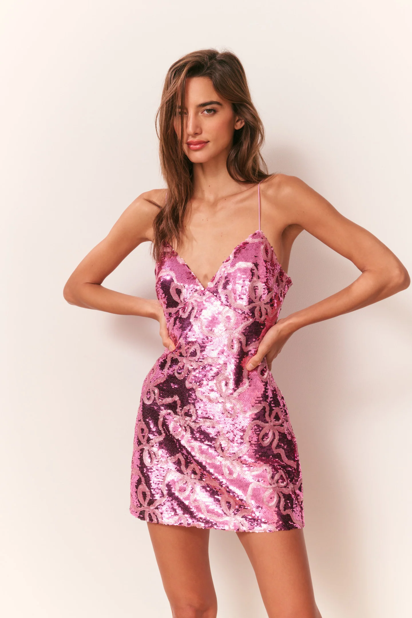 Vestido Mini com Laço de Renda de Strass Sabeline