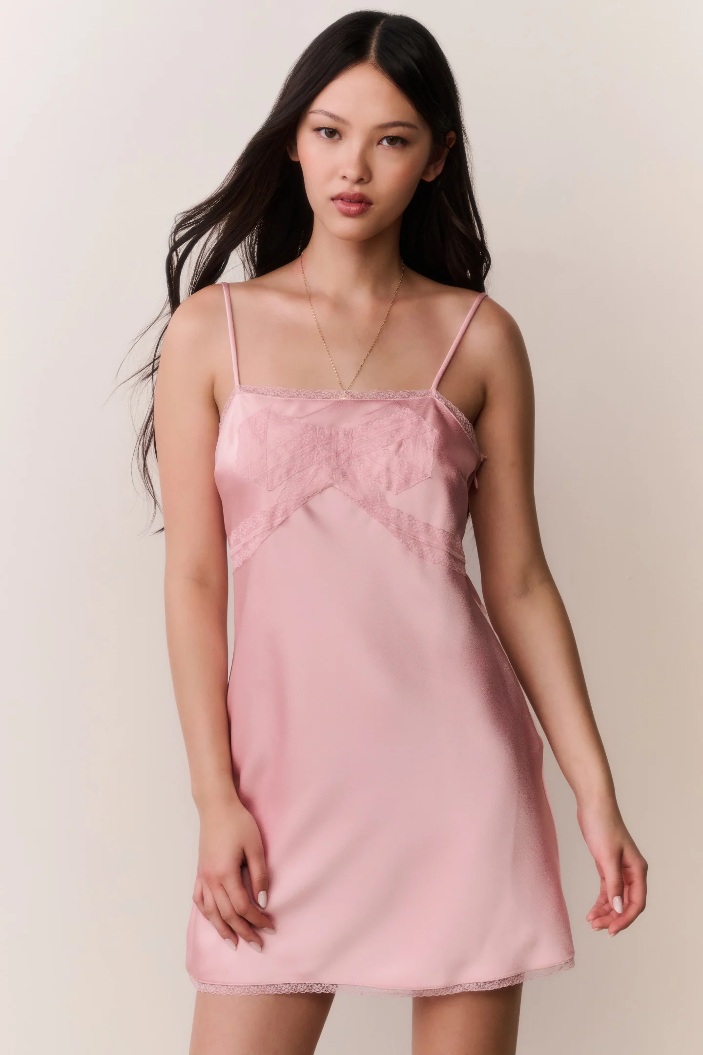 Vestido Mini de Crepe com Laço de Renda Mirelis