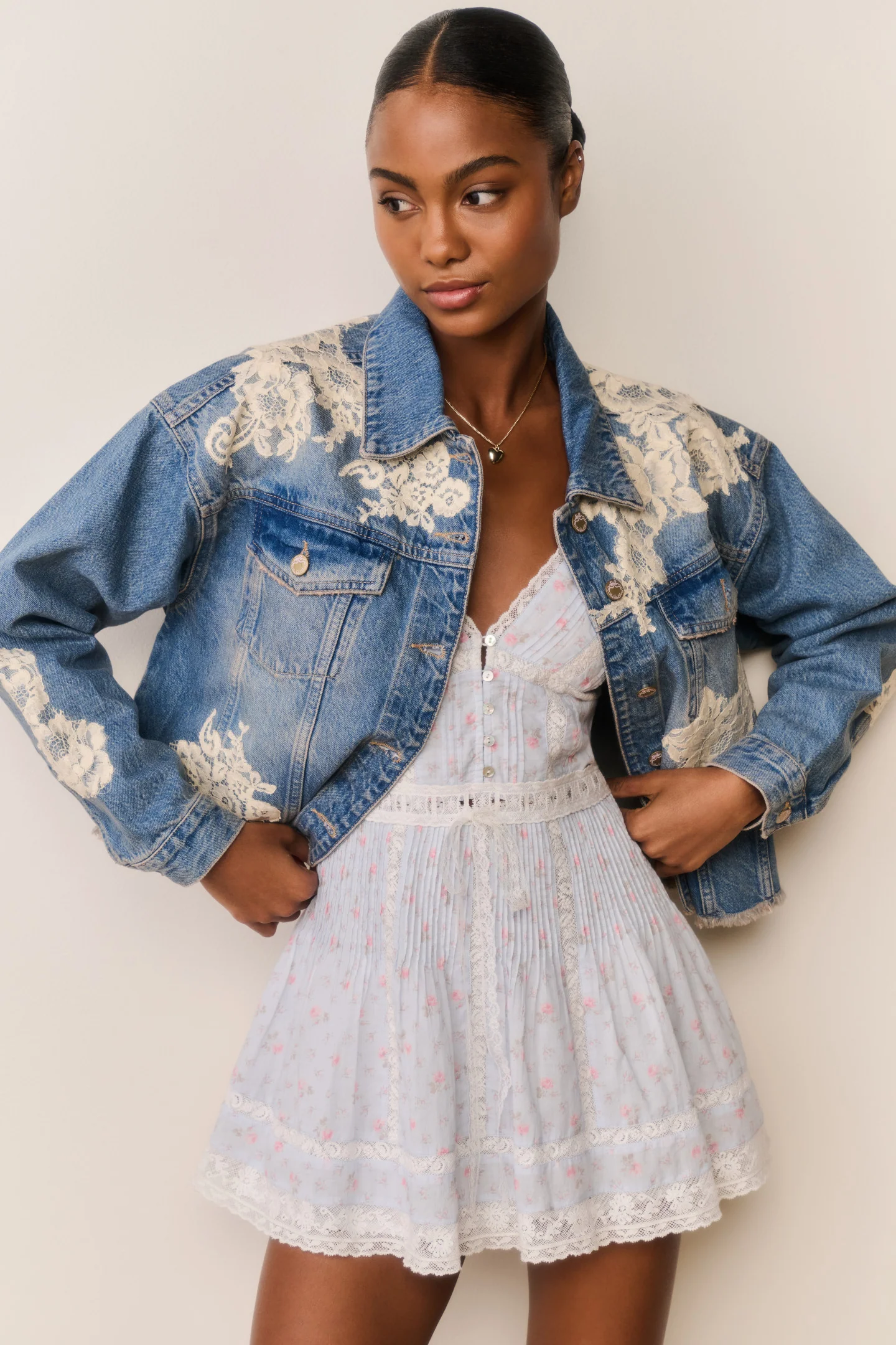 Jaqueta de Denim com Appliqué de Renda Amana Jaqueta de Denim com Appliqué de Renda Amana