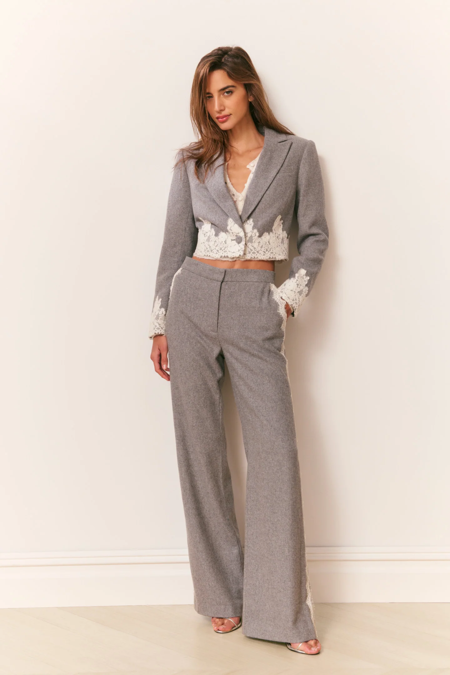 Jaqueta Cropped com Borda de Renda Icarus