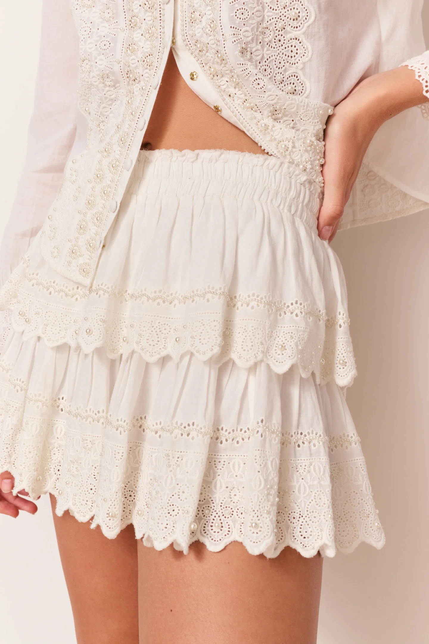 Saia Mini com Detalhes de Pérolas e Ruffles